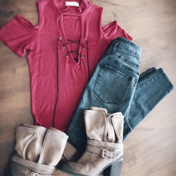 Red cold shoulder sleeve shirt (lace up detail) - Picture 2 of 5